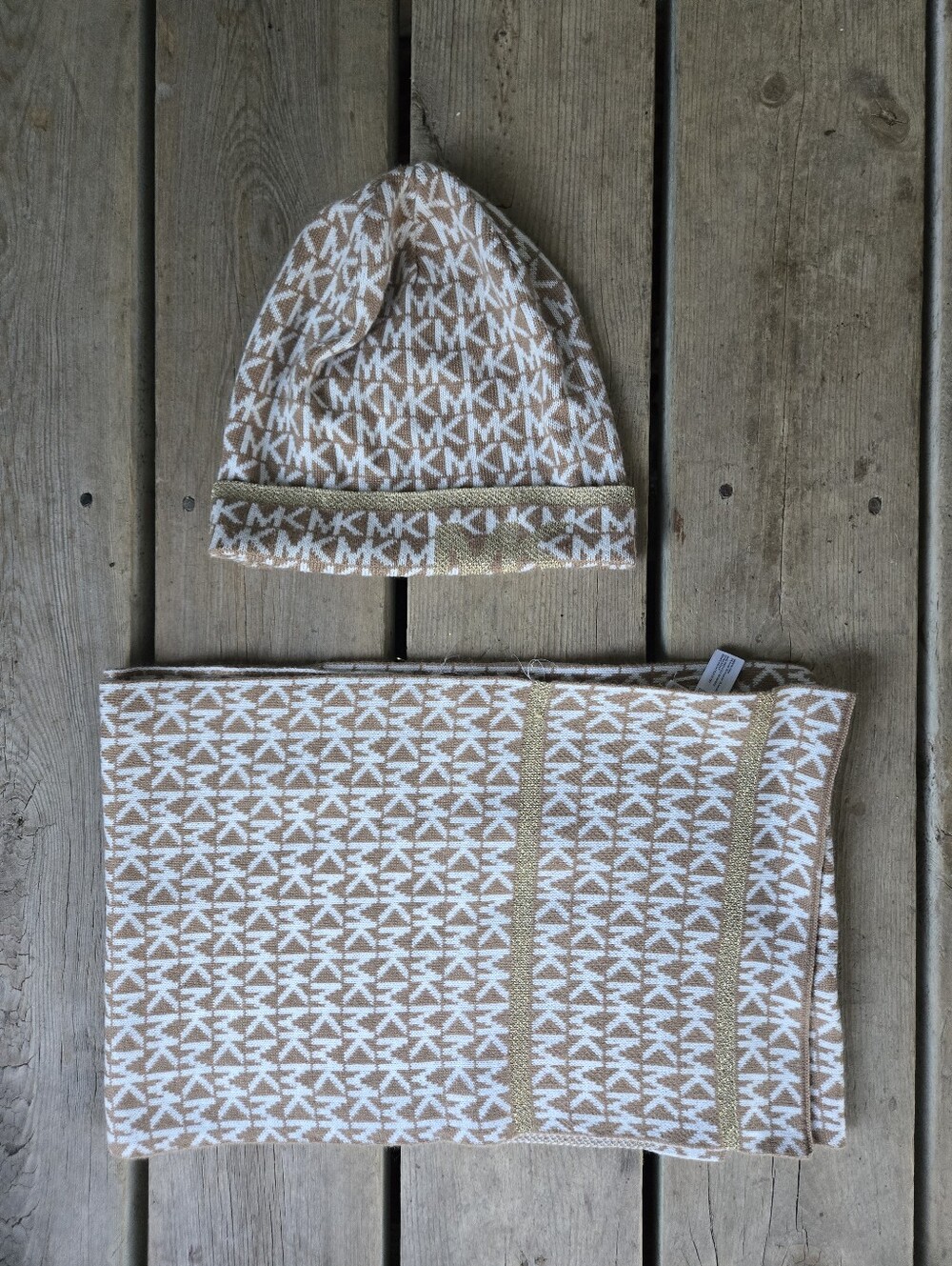 Michael Kors Tan, Gold, And White One Size Knit Hat & Scarf In Good Condition